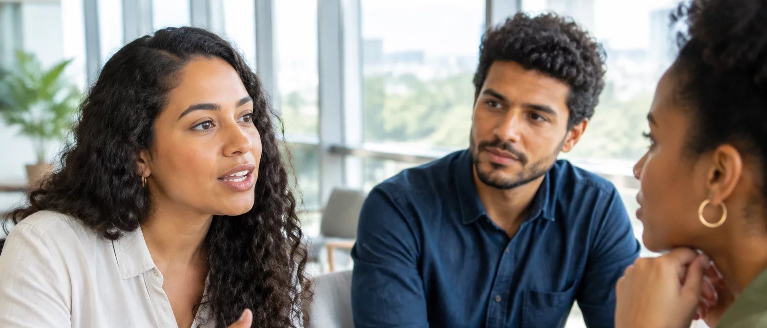 Mesa vista de cima, com o esquema de um raciocínio rabiscado à mão numa folha solta